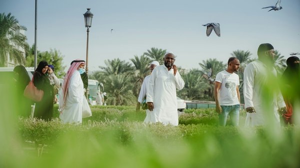 Qamis élégants d'al layl : mode et solidarité en harmonie